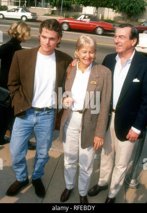 HOLLYWOOD, CA - 7 novembre: attore Chris O'Donnell e genitori Julie O'Donnell e William O'Donnell partecipare a "I Tre Moschettieri' Hollywood Premiere il 7 novembre 1993 presso Pacific's Glossari Affini cupola in Hollywood, la California. Foto di Barry re/Alamy Stock Photo Foto Stock