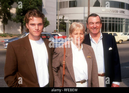 HOLLYWOOD, CA - 7 novembre: attore Chris O'Donnell e genitori Julie O'Donnell e William O'Donnell partecipare a "I Tre Moschettieri' Hollywood Premiere il 7 novembre 1993 presso Pacific's Glossari Affini cupola in Hollywood, la California. Foto di Barry re/Alamy Stock Photo Foto Stock