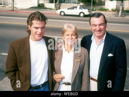 HOLLYWOOD, CA - 7 novembre: attore Chris O'Donnell e genitori Julie O'Donnell e William O'Donnell partecipare a "I Tre Moschettieri' Hollywood Premiere il 7 novembre 1993 presso Pacific's Glossari Affini cupola in Hollywood, la California. Foto di Barry re/Alamy Stock Photo Foto Stock