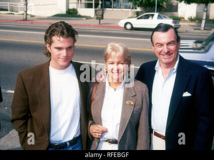 HOLLYWOOD, CA - 7 novembre: attore Chris O'Donnell e genitori Julie O'Donnell e William O'Donnell partecipare a "I Tre Moschettieri' Hollywood Premiere il 7 novembre 1993 presso Pacific's Glossari Affini cupola in Hollywood, la California. Foto di Barry re/Alamy Stock Photo Foto Stock