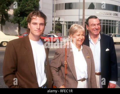 HOLLYWOOD, CA - 7 novembre: attore Chris O'Donnell e genitori Julie O'Donnell e William O'Donnell partecipare a "I Tre Moschettieri' Hollywood Premiere il 7 novembre 1993 presso Pacific's Glossari Affini cupola in Hollywood, la California. Foto di Barry re/Alamy Stock Photo Foto Stock