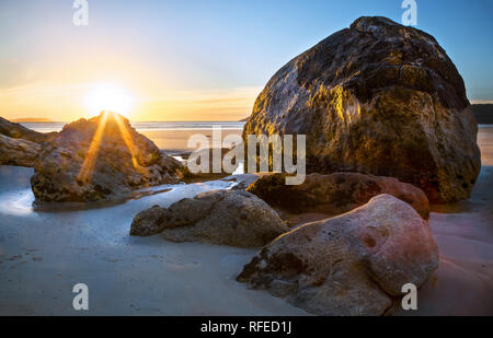 Wilsons Promontory National Park, Victoria, Australia: Sabbia, mare e sole. I tranquilli tramonti della Norman Bay. Tramonto e rocce. Foto Stock