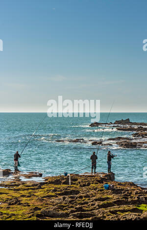 Cadiz, Spagna - Dec, 2018: gli uomini la pesca sulle rocce del Paseo Fernando chinoni Foto Stock