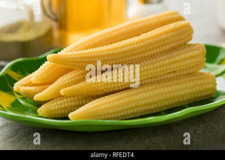 Piatto con freschi dolci cotti giallo mais bambino Foto Stock