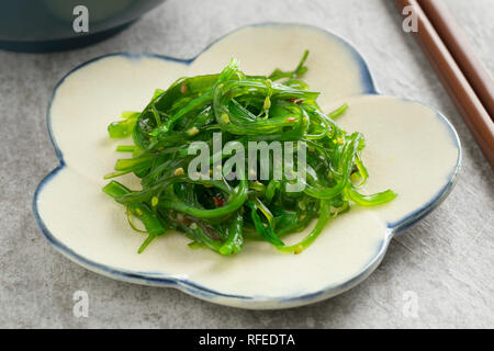 Il piatto con il verde biologico giapponese insalata Waskame Foto Stock