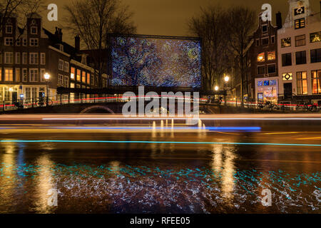Amsterdam, Paesi Bassi - 05 Gennaio 2019: installazione di luce sotto forma di un grande dipinto da Van Gogh durante il festival della luce Foto Stock