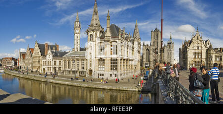 Vista panoramica da St Michael's Bridge per le facciate del Graslei, il vecchio ufficio postale e la gotica la Cattedrale di San Bavo a Gand, Belgio Foto Stock