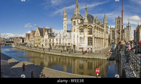 Vista panoramica da St Michael's Bridge per le facciate del Graslei, il vecchio ufficio postale e la gotica la Cattedrale di San Bavo a Gand, Belgio Foto Stock