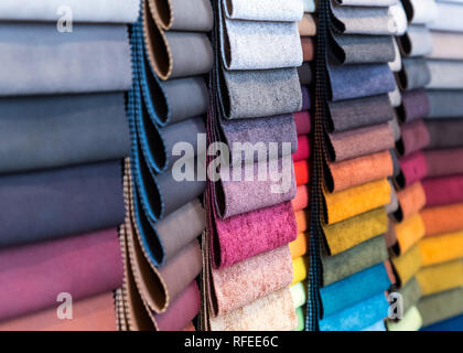 Tessuti e prodotti tessili di campioni in un negozio della fabbrica o del negozio. Colori e motivi diversi sul mercato. Tessuti industriali. Foto Stock