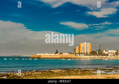 Vista dal Paseo Fernando chinoni a Cadice. La distanza è la fortezza di Castillo de Santa Catalina Foto Stock