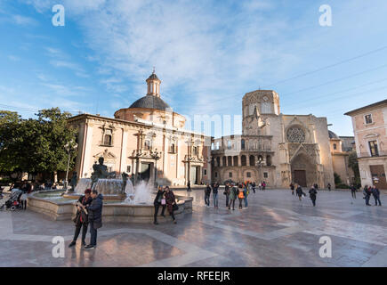 Persone che camminano nella Plaza de la Virgen di Valencia, Spagna, Europa Foto Stock