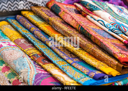 Tessuti e prodotti tessili di campioni in un negozio della fabbrica o del negozio. Colori e motivi diversi sul mercato. Tessuti industriali. Foto Stock