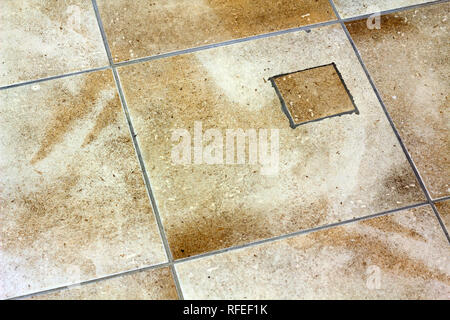 Sfondo astratto, seamless pattern di luce vecchi beige con pavimenti piastrellati in ceramica o a parete con foro e patch riparato in ambienti chiusi. Foto Stock
