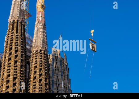 Lavori in corso presso la chiesa della Sagrada Familia Antoni Gaudis opera più celebre, ancora sotto costruzione e dovrebbe essere completato nel 2026 Foto Stock