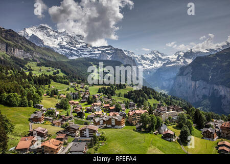 La Svizzera, Alpi Berner Oberland, la molla. Wengen, vista del villaggio e Weisse Lutschine valley. Foto Stock