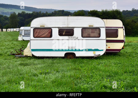 Un vecchio stile anni ottanta roulotte in un campeggio in Belgio. Foto Stock