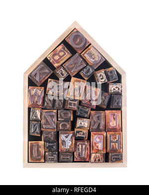 Casa con blocco di legno lettere isolati su sfondo bianco Foto Stock