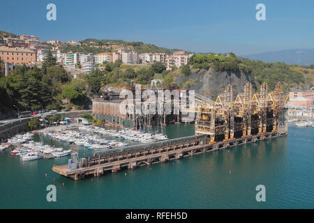Parcheggio per yacht, della città e del porto di carico. Savona, Italia Foto Stock
