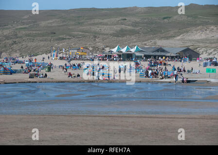 Perranporth Beach, il Watering Hole Pub. Foto Stock