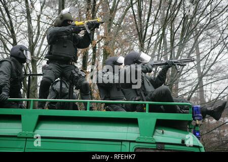 Esercizio di una polizia SWAT team, Germania Foto Stock