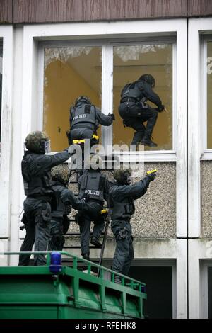 Esercizio di una polizia SWAT team, Germania Foto Stock