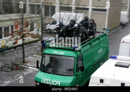 Esercizio di una polizia SWAT team, Germania Foto Stock