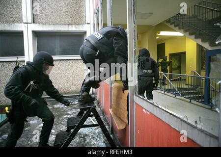 Esercizio di una polizia SWAT team, Germania Foto Stock