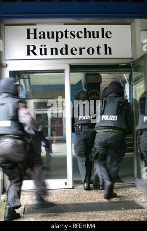 Esercizio di una polizia SWAT team, Germania Foto Stock