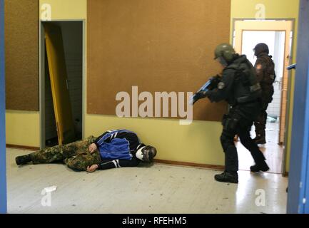 Esercizio di una polizia SWAT team, Germania Foto Stock