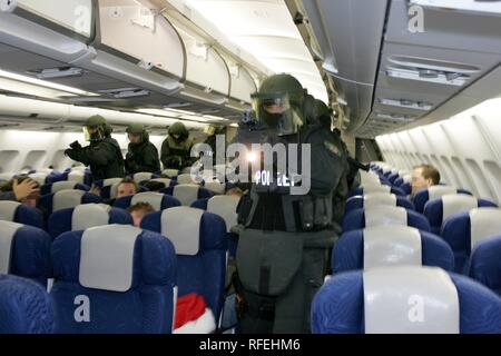 Esercizio di una polizia SWAT team, Germania Foto Stock