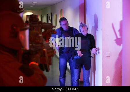 Esercizio di una polizia SWAT team, Germania Foto Stock