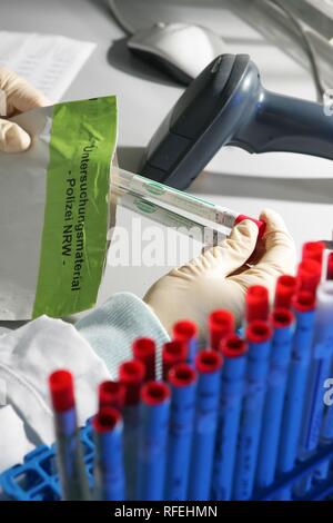 DEU, Germania, Duesseldorf: Polizia NRW, Ufficio federale di polizia, tecniche investigazione di reati di servizio. Analisi del DNA in laboratorio. | Foto Stock