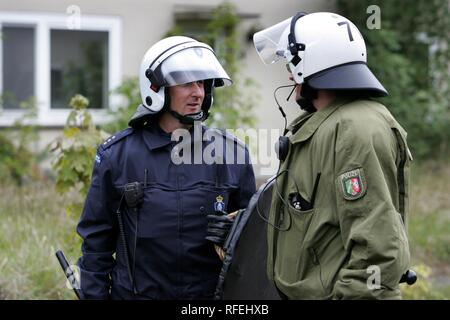 DEU Germania Weeze : Polizia esercizio di tedesco e olandese le unità di polizia. Foto Stock