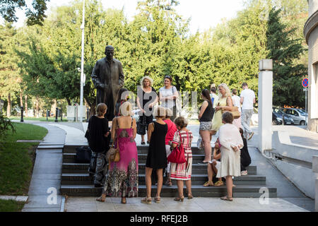 Parlando di guida presso il monumento a Ivo Andric sulla Andric la corona di fiori nel centro di Belgrado, all'entrata del Parco da pioniere Foto Stock