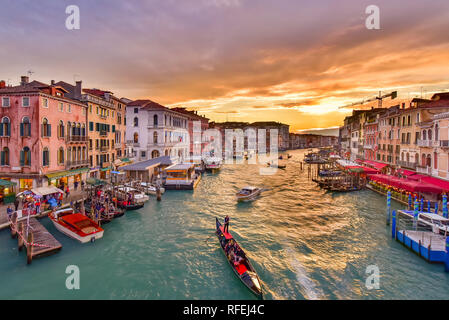 Il Canal Grande con la gondola e il vaporetto al tramonto, Venezia, Italia