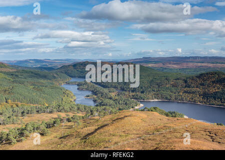 Loch Beinn un' Mheadhoin da Beinn un' Mheadhoin, Glen Affric, Scozia. Le centrali eoliche Corrimony è visibile in alto a destra Foto Stock