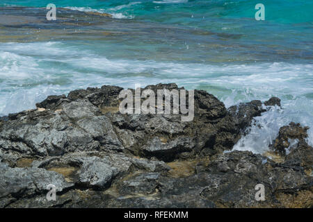 Le onde di colpire le rocce Foto Stock