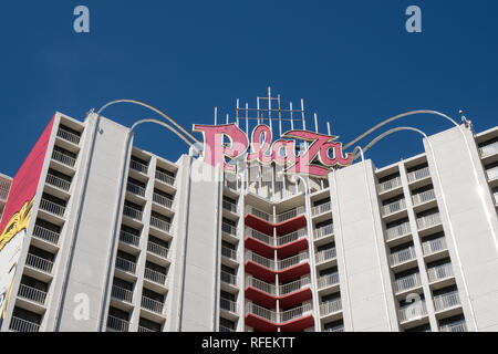 Las Vegas, Nevada - Ottobre 13, 2017: segno per il Plaza hotel e casino in Downtown Las Vegas con un cielo blu. Foto Stock