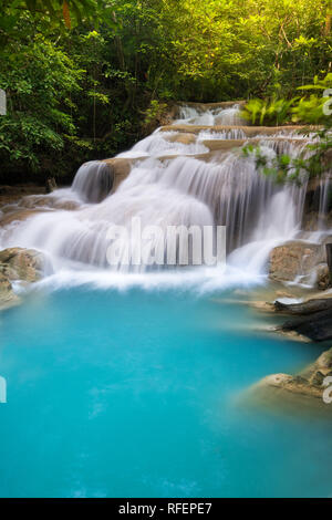 Erawan cascata in Thailandia è individuare in Kanchanaburi Provience. Questa cascata si trova nel Parco Nazionale di Erawan all'interno della foresta. Livello 1 da tutti e 7 i. Foto Stock