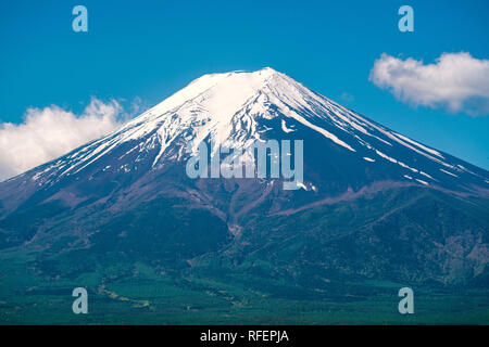 Vicino la cima della bella montagna Fuji con copertura di neve sulla parte superiore Foto Stock