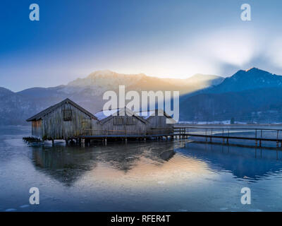 Boathouses sul Kochelsee in inverno, Alta Baviera, Baviera, Germania, Europa Foto Stock