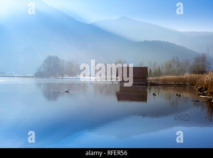 Boathouses sul Kochelsee in inverno, Alta Baviera, Baviera, Germania, Europa Foto Stock