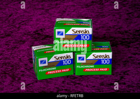 Fuji Fujichrome Sensia ISO 100 processo pagato 35 mm o 135 formato a colori o colori E6 positivo far scorrere una pellicola fotografica Foto Stock