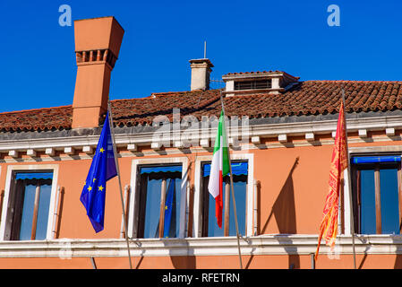 Un edificio con le bandiere della Unione Europea, Italia e Venezia Foto Stock