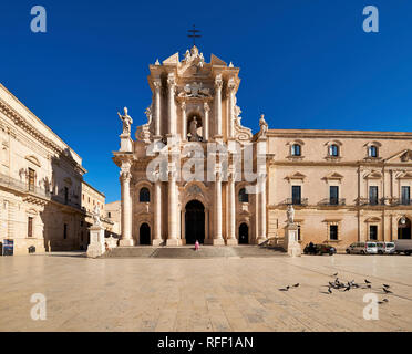 Il Duomo di Siracusa (Duomo di Siracusa), formalmente la Cattedrale metropolitana della Natività di Maria Santissima, è un antica chiesa cattolica Foto Stock