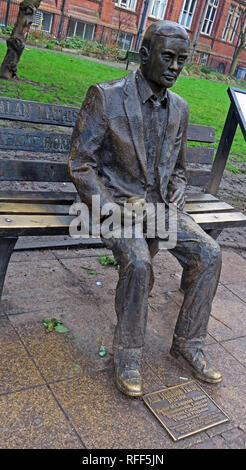 Statua di bronzo di Alan Mathison Turing, Sackville giardini, Gay Village Canal St, Manchester, Lancs, Regno Unito, M1 Foto Stock