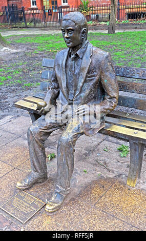 Statua di bronzo di Alan Mathison Turing, Sackville giardini, Gay Village Canal St, Manchester, Lancs, Regno Unito, M1 Foto Stock