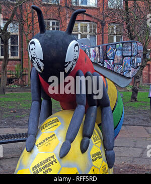 Bee in città - Sackville giardini caratterizzati da Alan Turing, Villaggio Gay, Canal St, Manchester, Lancashire, Inghilterra, Regno Unito Foto Stock
