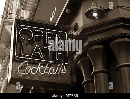 Monocromatico aperto fino a tardi per, Cocktail bar insegna al neon, Stevenson Square, NorthernQuarter, Manchester, Inghilterra, Regno Unito, M1 1DN Foto Stock