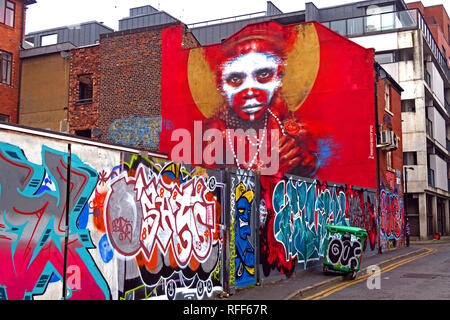 Aboriginal faccia su sfondo rosso di graffiti, Spear St, Northern Quarter, Manchester, Inghilterra, Regno Unito Foto Stock